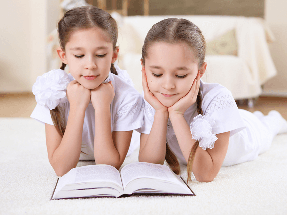 Dvojčatá si doma čítajú knihu